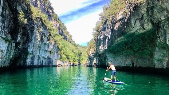 paddle dans les gorges du verdon Le village d'Aiguines est un pied à terre idéal pour découvrir la région de Verdon, ces gorges et le lac Sainte Croix et faire de multitudes d'activités sportives dans un cadre naturel grandiose : Randonnée, Paddle, Kayak, Nage en eau libre, Escalade, Parapente, Trail