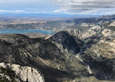 vue sur le lac sainte croix à partir du grand margès , plus haut sommet des gorges du verdon