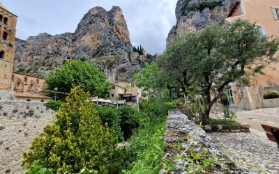 Moustiers-Sainte-Marie, Plus Beaux Villages de France : eau & faïence