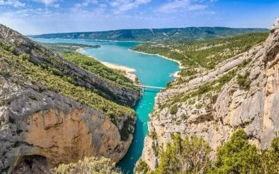 Vu sur le lac sainte croix à partir de l entrée des gorges du verdon