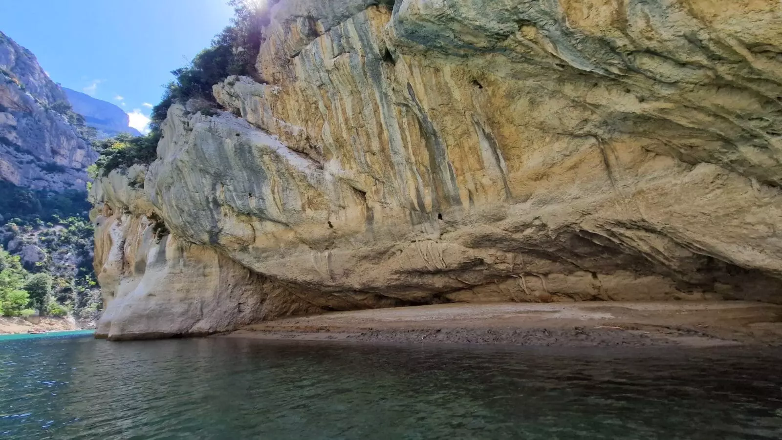 Promenade en pedalo dans les gorges du verdon - vu sur les falaises