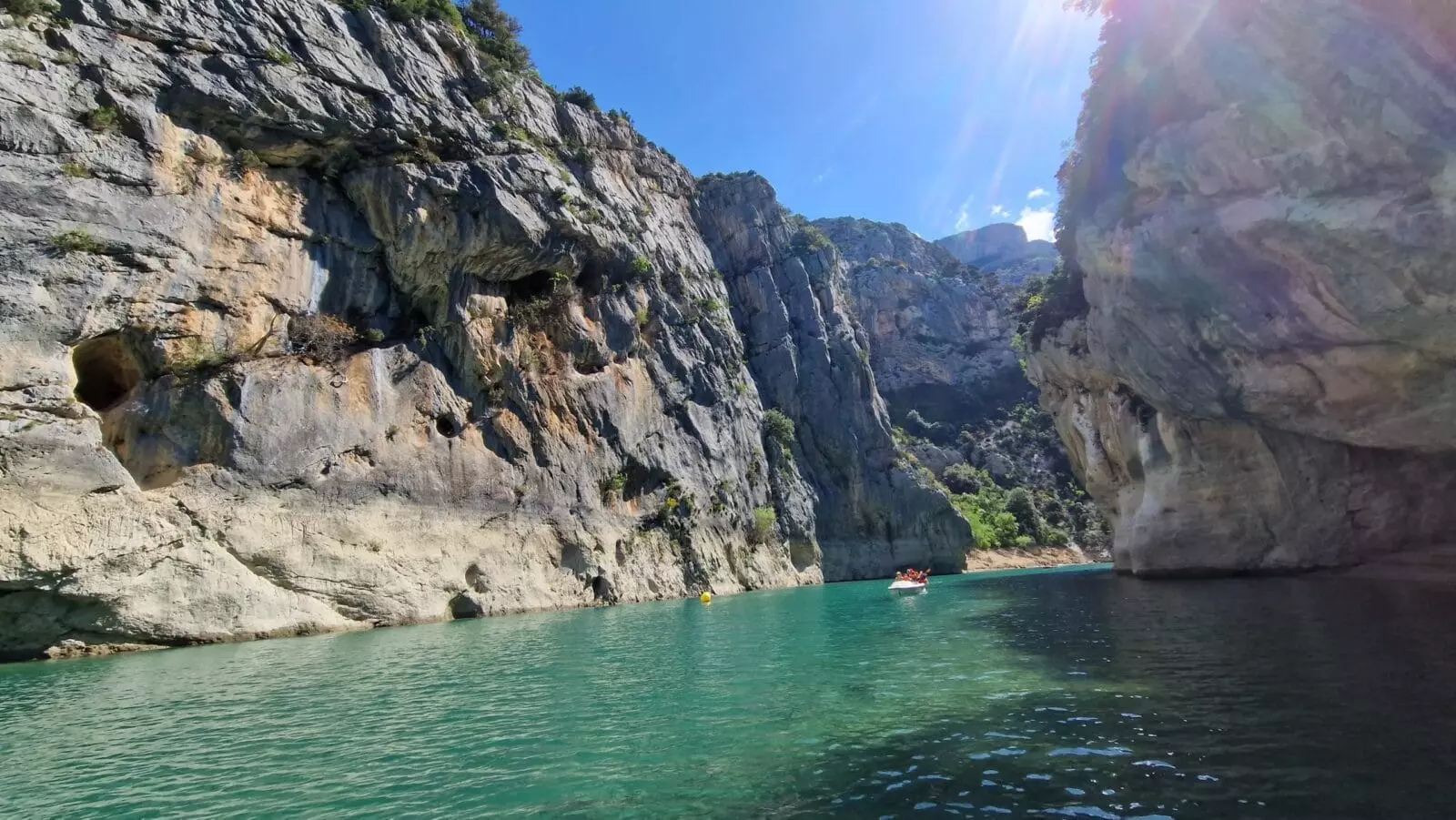 Moment de calme dans les gorges du verdon lors d une promenade en pédalo