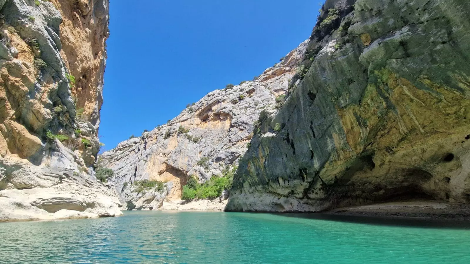 vu des falaises des gorges du verdon en pedalo