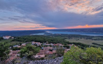 Vacances à Aiguines : 5 raisons de choisir ce balcon sur le lac Sainte-Croix