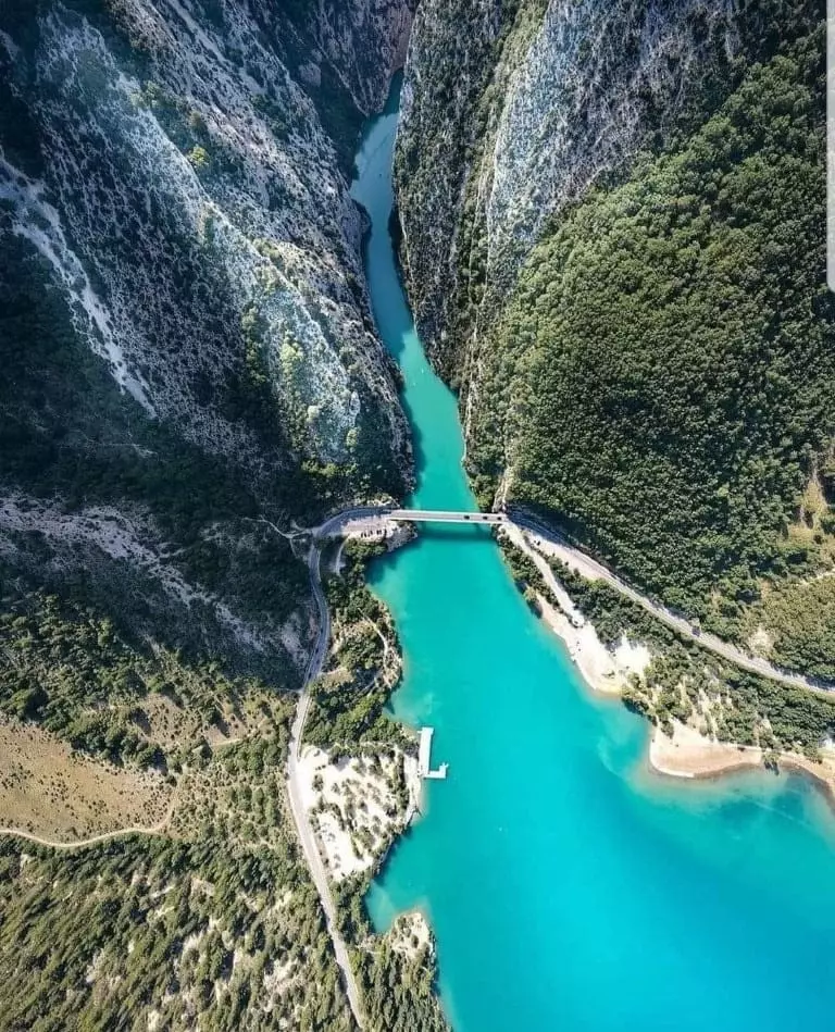 Vue drone entree Gorges du Verdon Entree-des-gorges-du-Verdon-par-drone