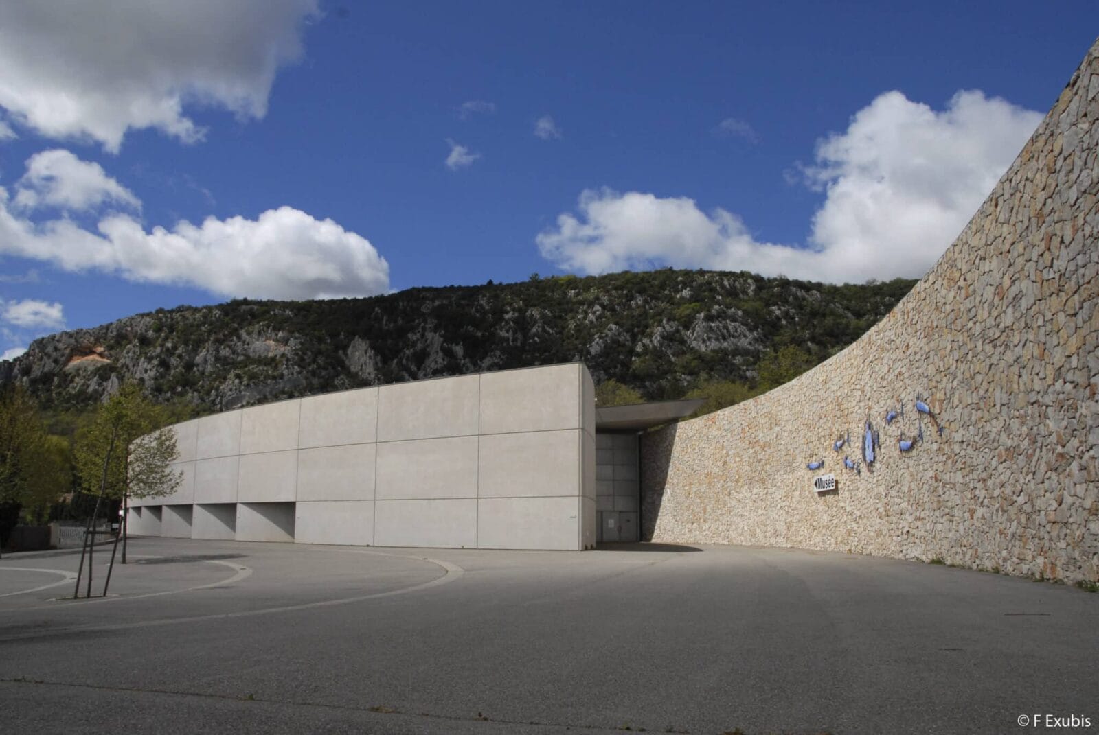 Entrée-du-musée-de-la-préhistoire-du-Verdon
