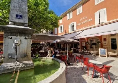 la place du village d aiguines