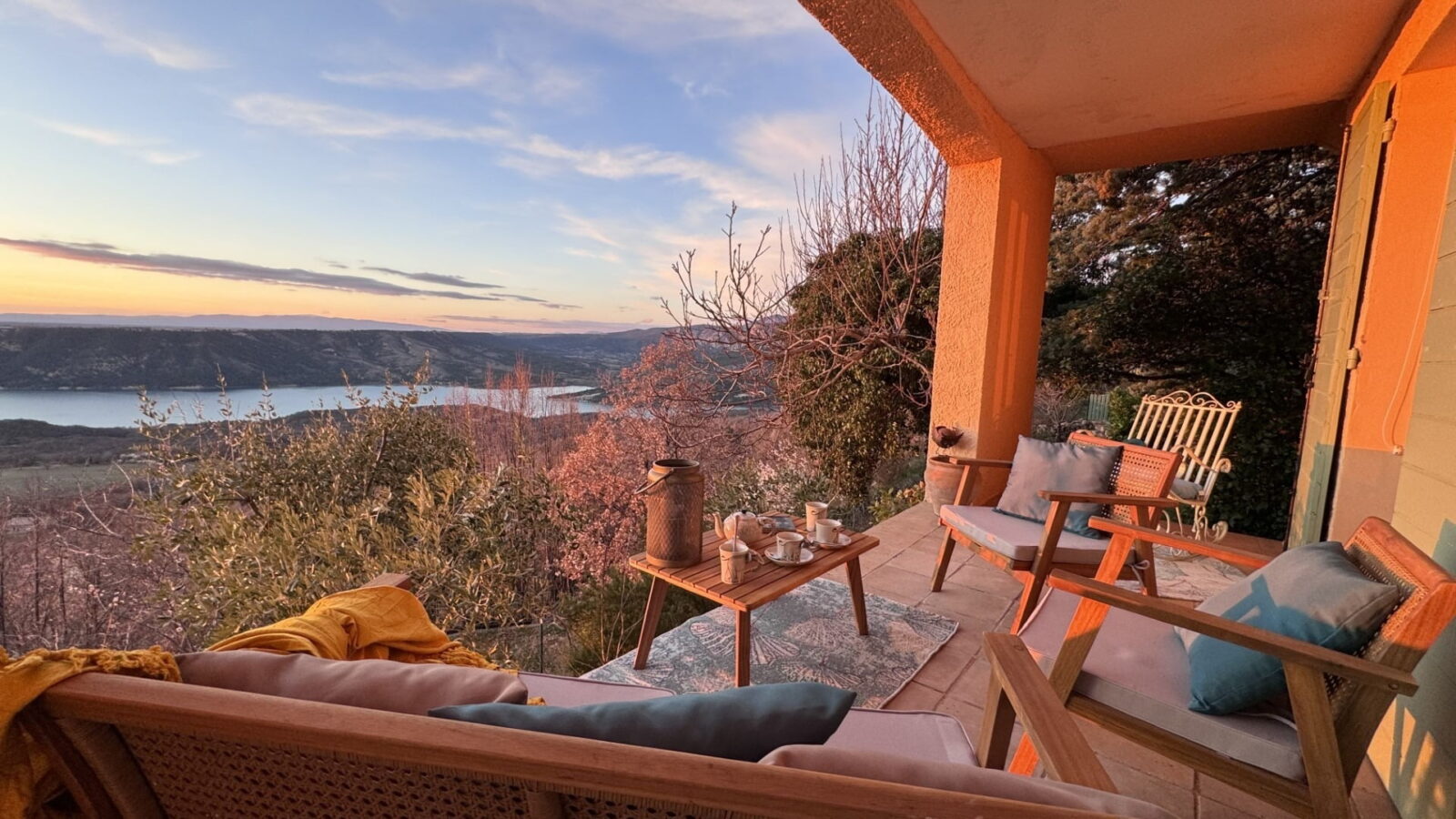 ambiance cosy sur les terrasses de la villa overdon à aiguines pret du lac sainte croix