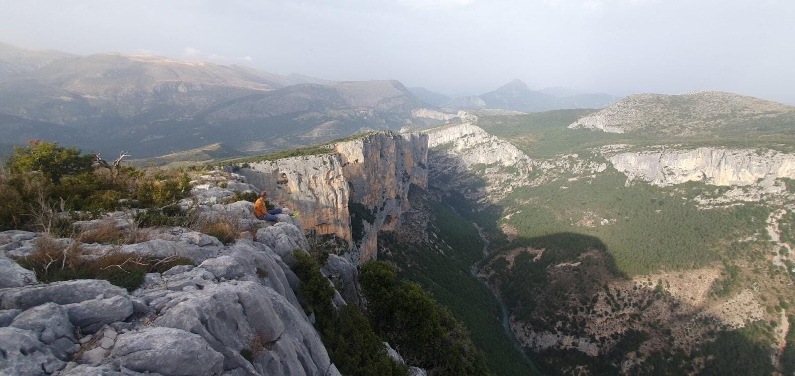 tourisme gorges verdon - assis bord gorges assis au bord des gorges du verdon à partir de la route des belvédères