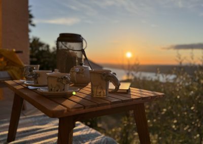 coucher de soleil cosy sur les terrasses de la villa overdon à aiguines pret du lac sainte croix