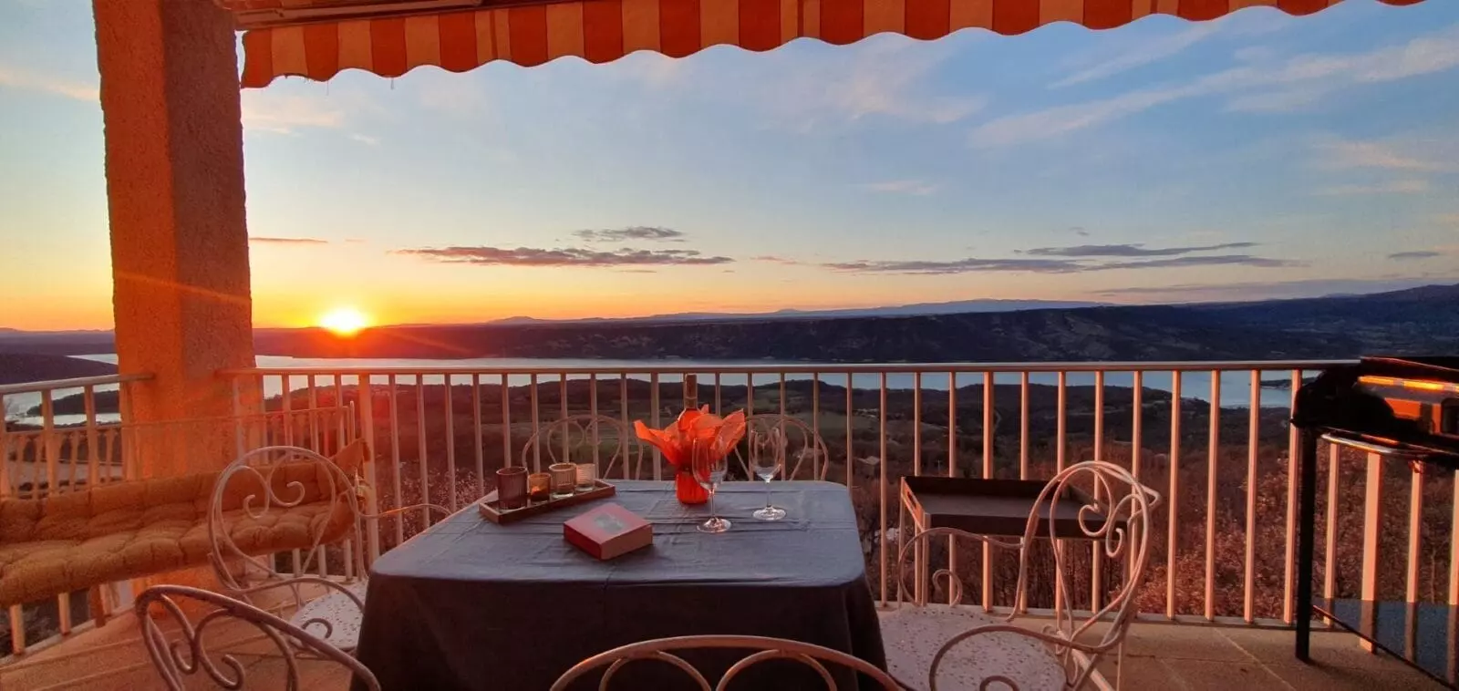 coucher soleil romantique sur la terrasse de la villa overdon coucher soleil romantique sur la terrasse de la villa overdon à aiguines pret du lac sainte croix