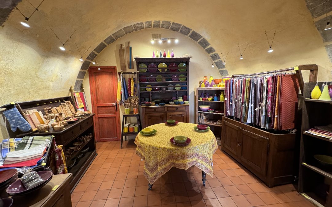 Visite de l’épicerie fine, autour de la table à Aiguines