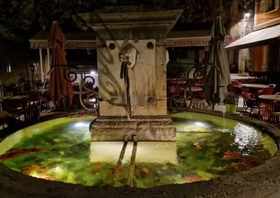 fontaine d aiguines dans la nuit
