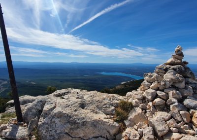 mont marges avec vu sur lac sainte croix au dessus de la villa overdon