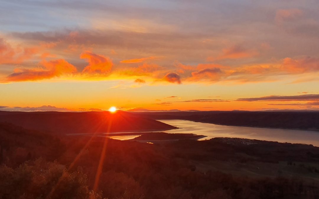 Contempler les somptueux couchers de soleil au lac Sainte Croix