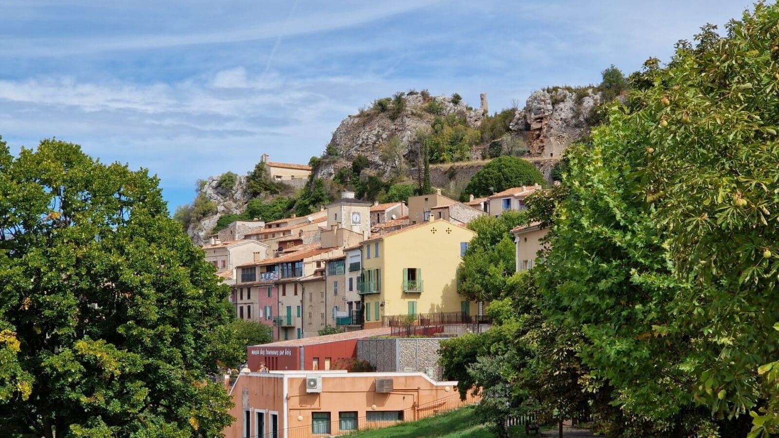 vu d ensemble d aiguines depuis le village vu d ensemble d aiguines depuis le village