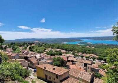 vu en hauteur du centre d aiguines et du chateau