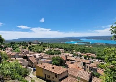 vu en hauteur du centre d aiguines et du chateau