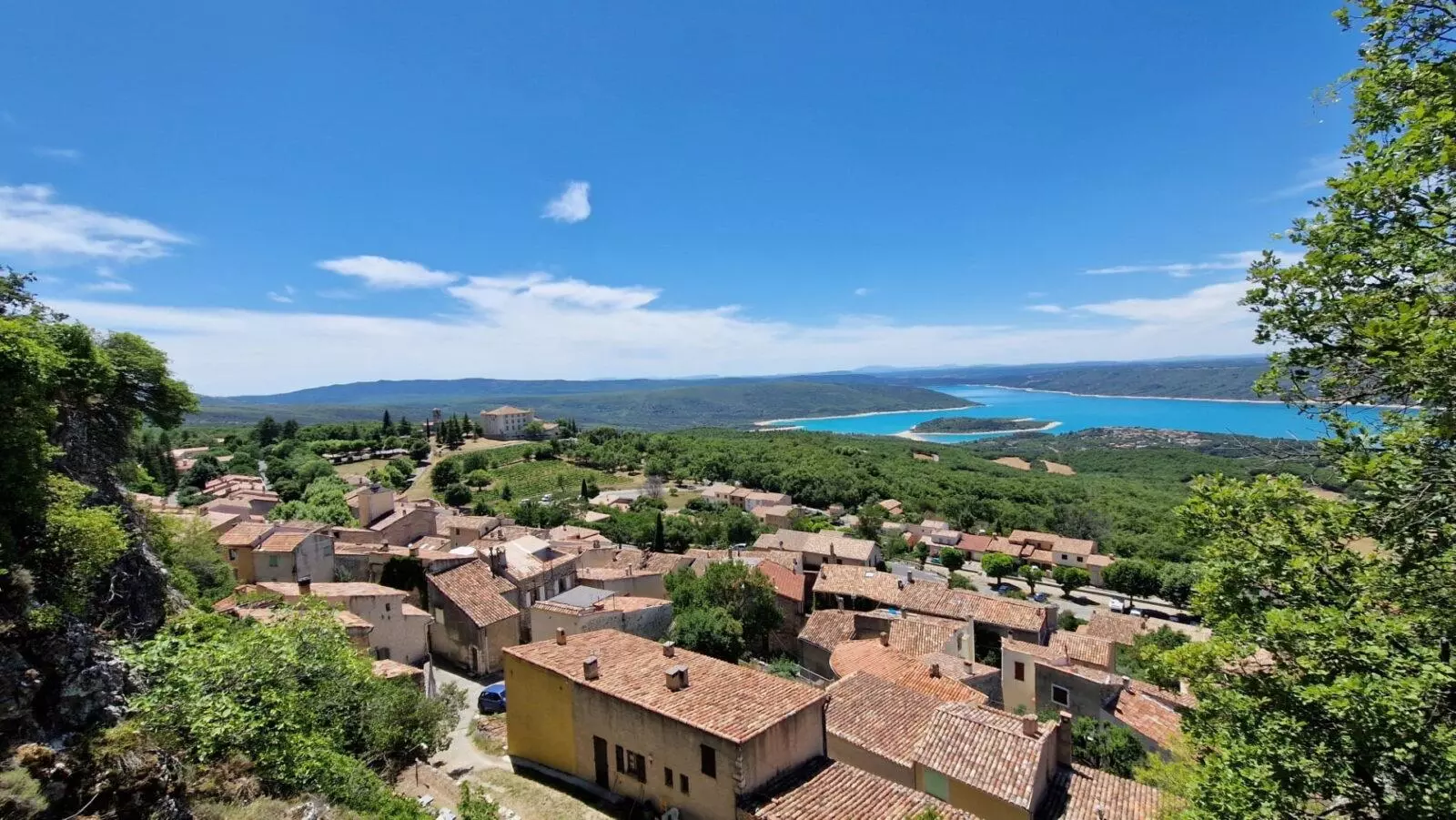 vu en hauteur du centre d aiguines et du chateau