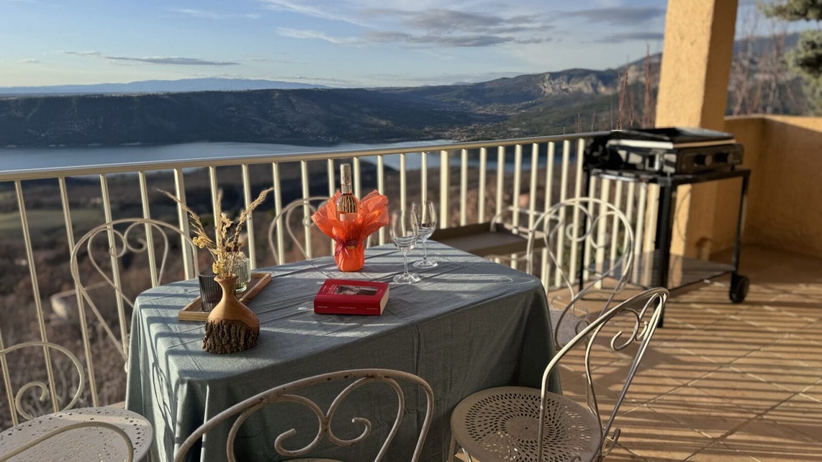 vu sur les gorges du verdon à partir de la terrasse de la villa overdon vu sur les gorges du verdon à partir de la terrasse de la villa overdon à aiguines pret du lac sainte croix