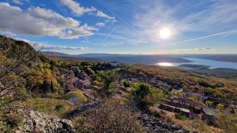 Vue de la chapelle d aiguines sur le chateau d aiguines et le lac sainte croix