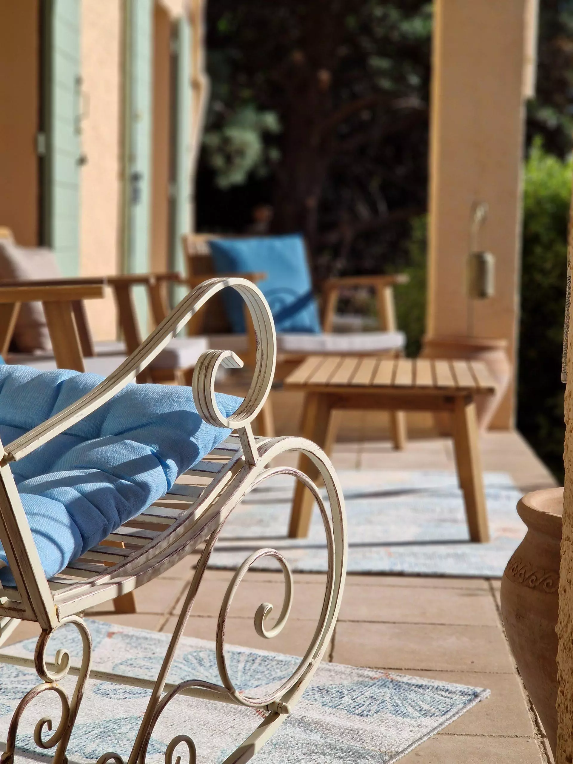 ambiance cosy sur les terrasses de la villa overdon à aiguines pret du lac sainte croix