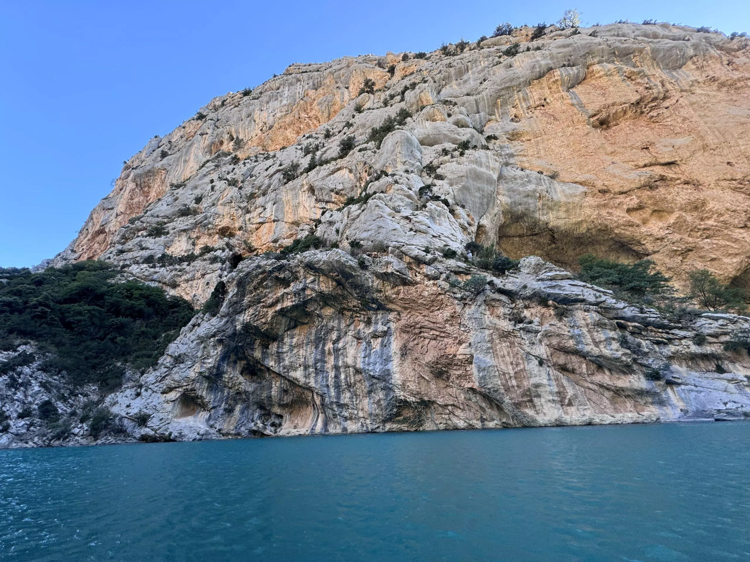 Les falaises des Gorges du Verdon vues depuis un kayak sur la rivière turquoise Les falaises des Gorges du Verdon vues depuis un kayak sur la rivière turquoise