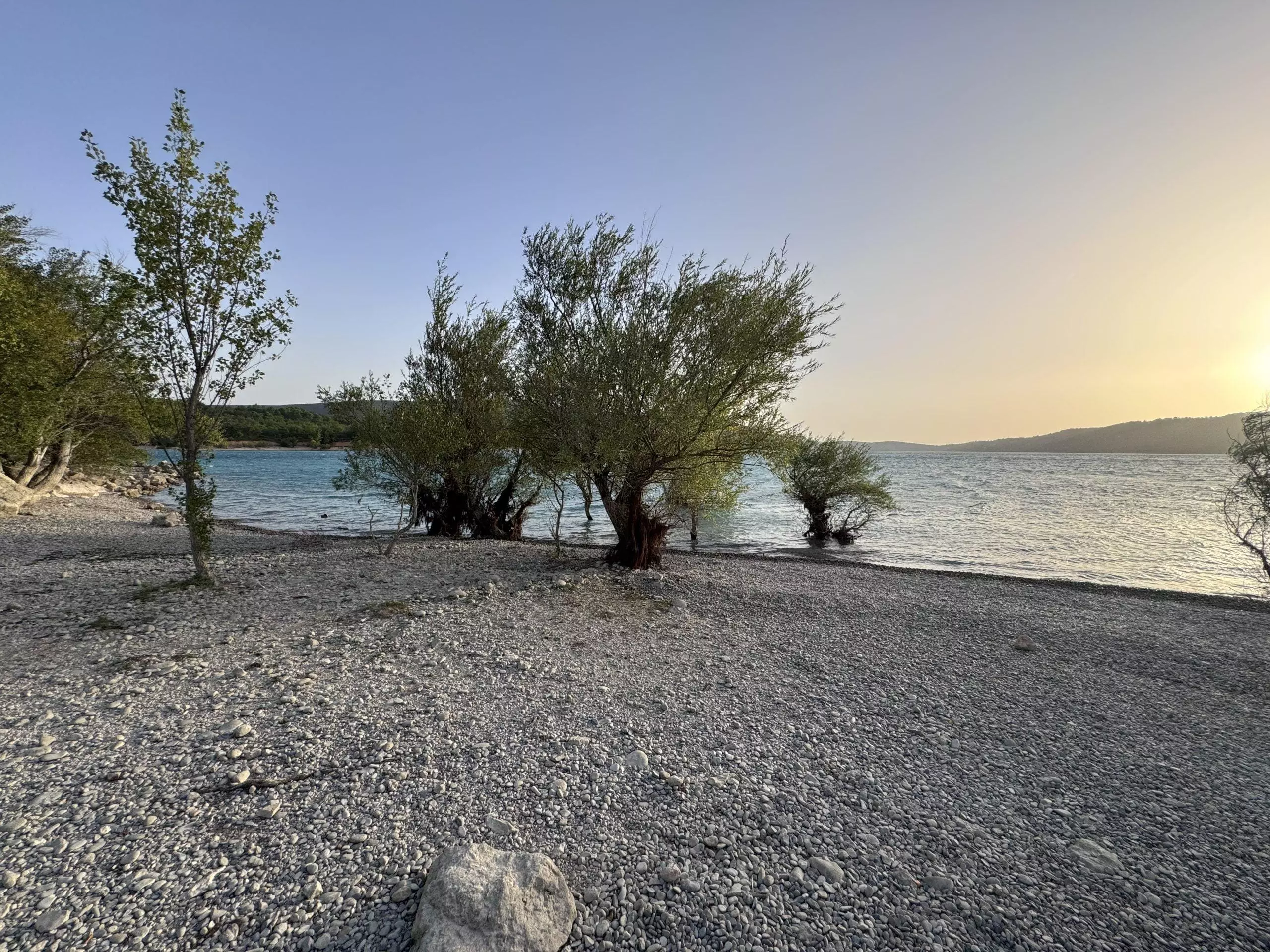 plage de galet des salles sur verdon au lac sainte croix