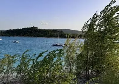 bateau sur le lac sainte croix aux salles sur verdon