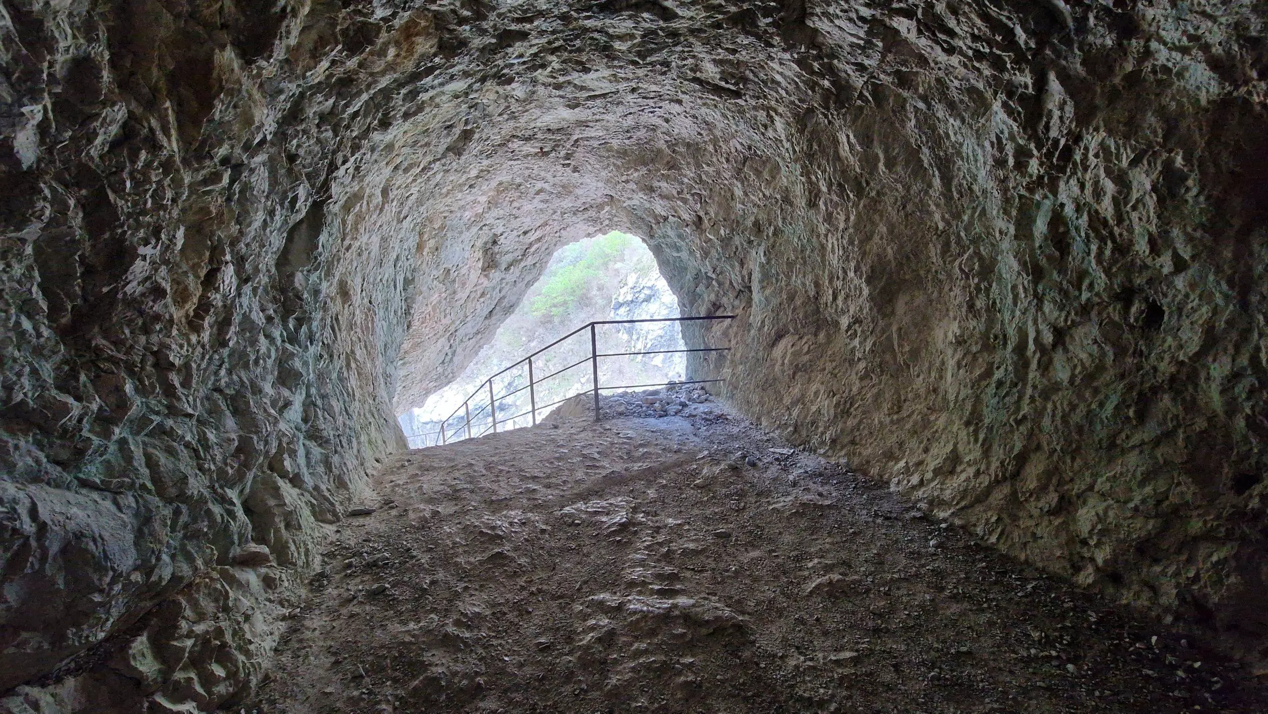 Sortie d'un tunnel du sentier Blanc-Martel avec vue sur les Gorges du Verdon Sortie d'un tunnel du sentier Blanc-Martel avec vue sur les Gorges du Verdon