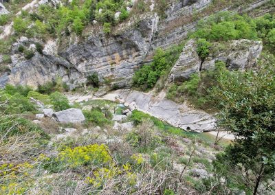 vu du verdon sur le sentier martel dans les gorges du verdon