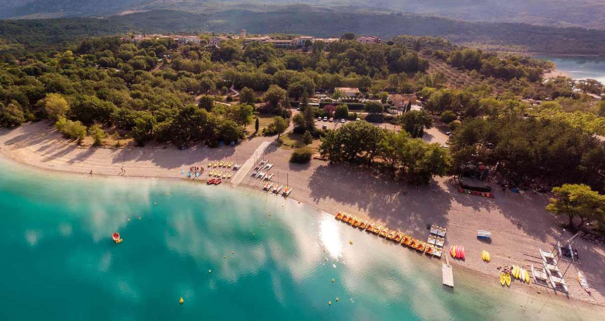 vue aerienne de la plage des salles sur verdon au lac sainte croix