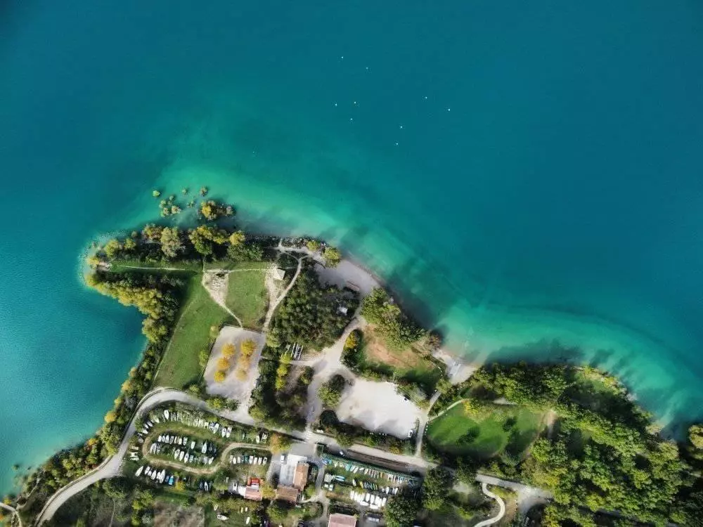 lac sainte croix vue drone - espace nautique Vue de drone des espaces nautiques du lac sainte croix au salles sur verdon