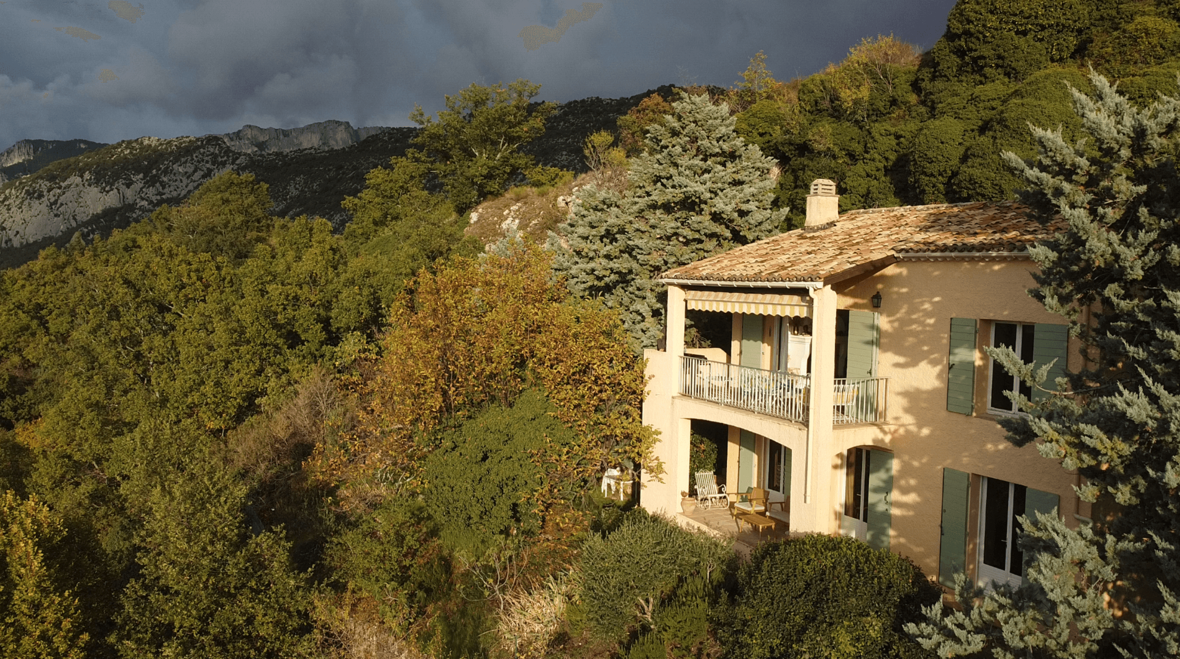 vue de drone de la facade de la villa overdon , lors de la saison d automne une journée d'orage qui fait ressortir les couleurs