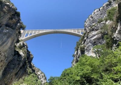 Pont Artuby réputé pour les sauts à l élastique du plus haut pont pour le sauts de France