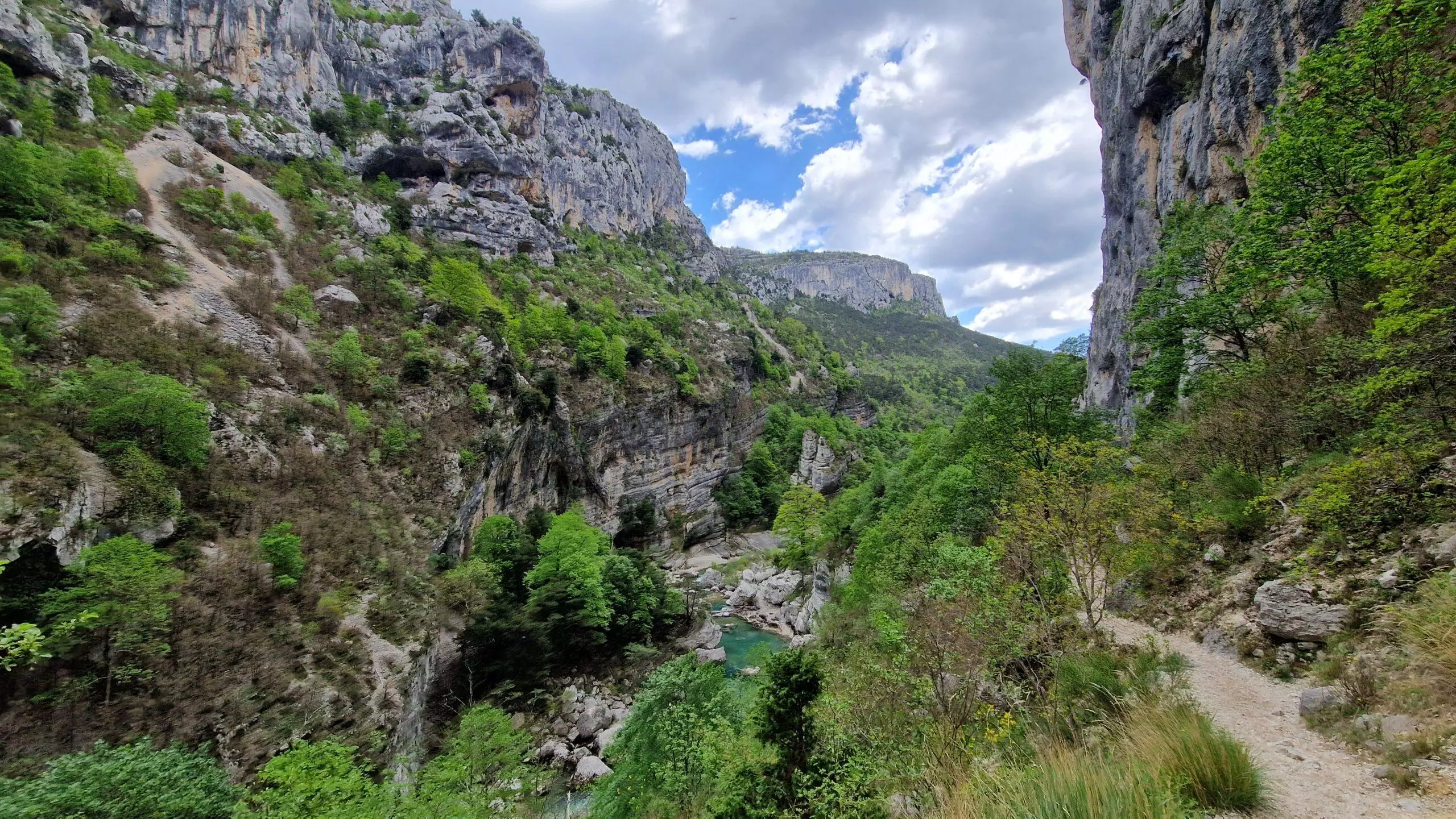 Vue sur le Verdon depuis le sentier Blanc-Martel dans les Gorges du Verdon Vue sur le Verdon depuis le sentier Blanc-Martel dans les Gorges du Verdon
