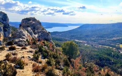 Vue sur le lac sainte croix à partir du belevedère du Tréguier photo de la page un jour une rando