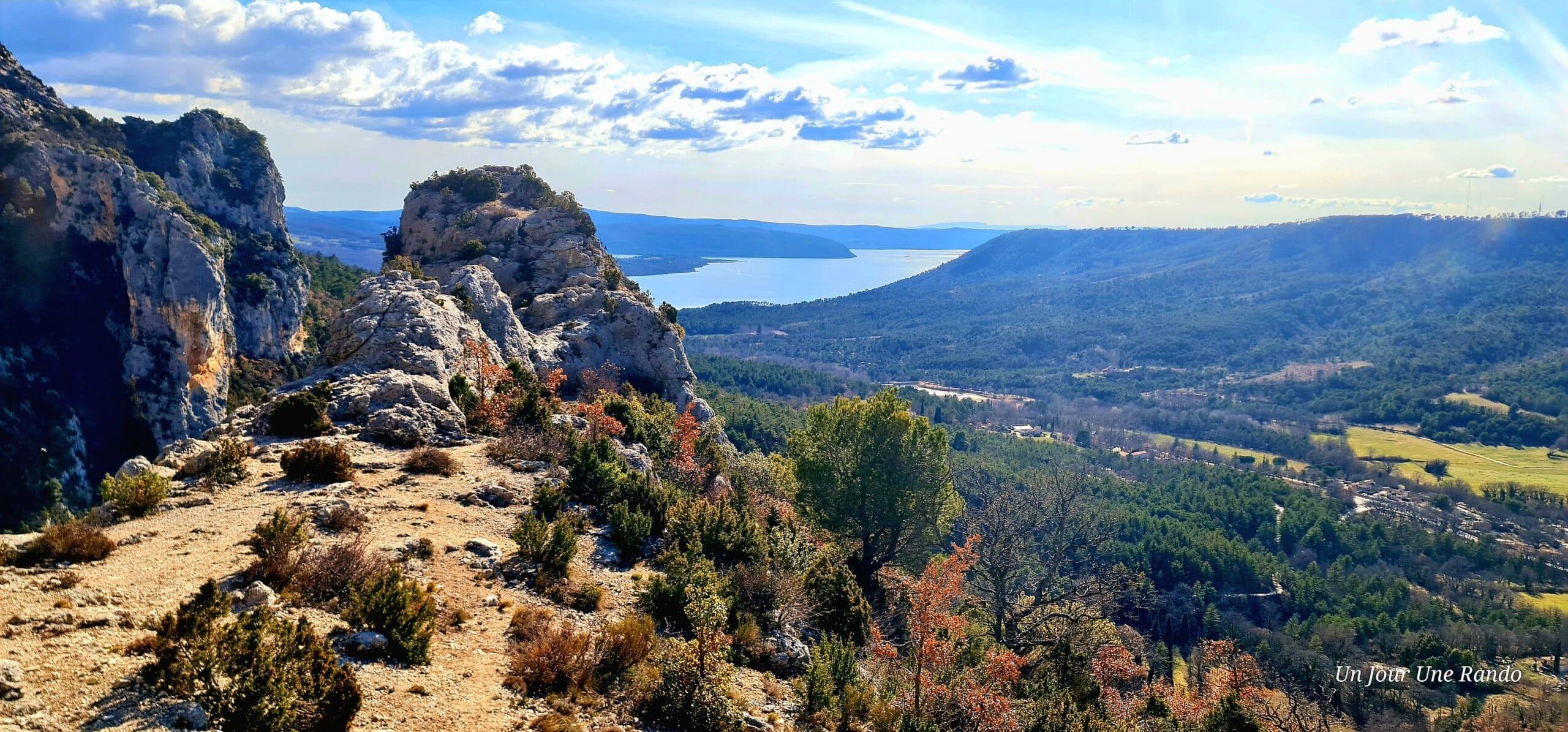 Vue sur le lac sainte croix à partir du belevedère du Tréguier photo de la page un jour une rando