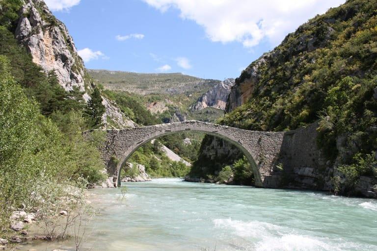 Pont de Tusset baignade secrète et pierre médiévale