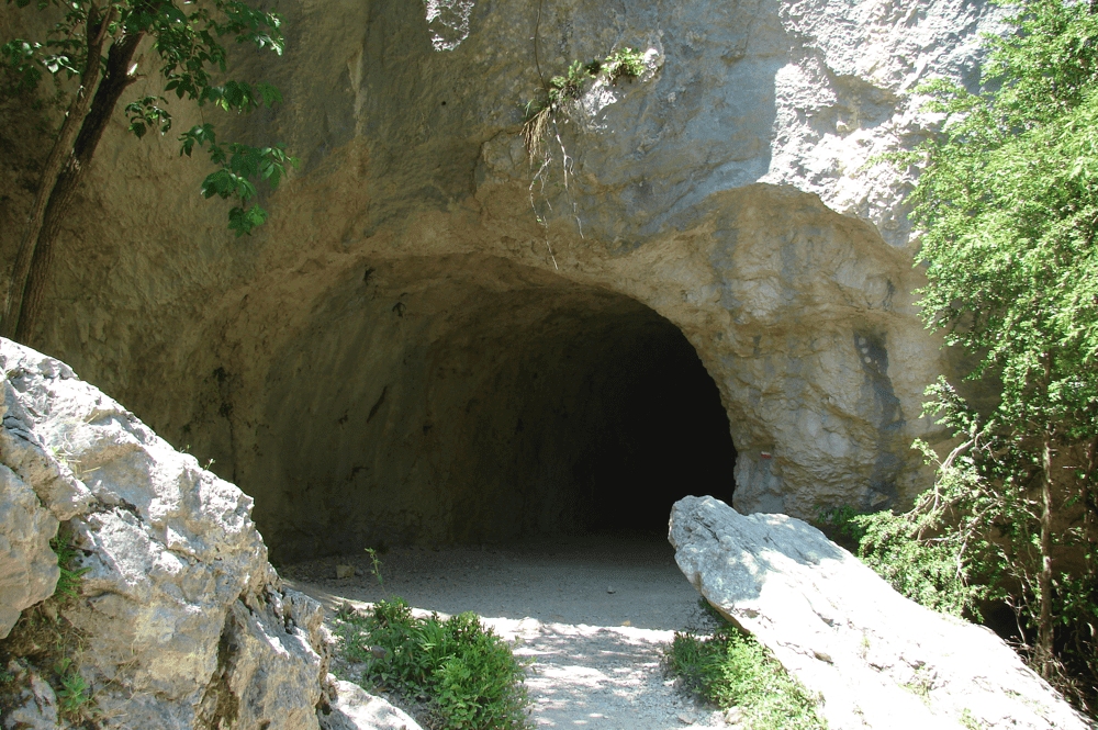 Tunnels cachés sous la roche du Couloir Samson au sentier du Garde-Canal