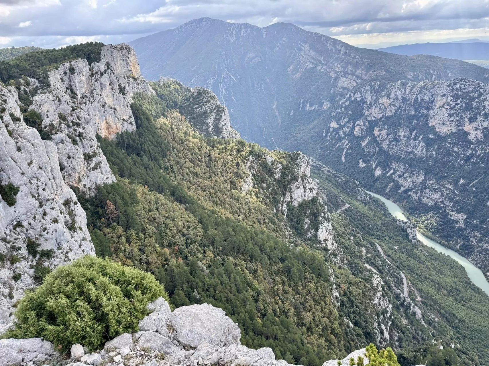 vu sur le verdon à partir du belvédère du col de plein voir