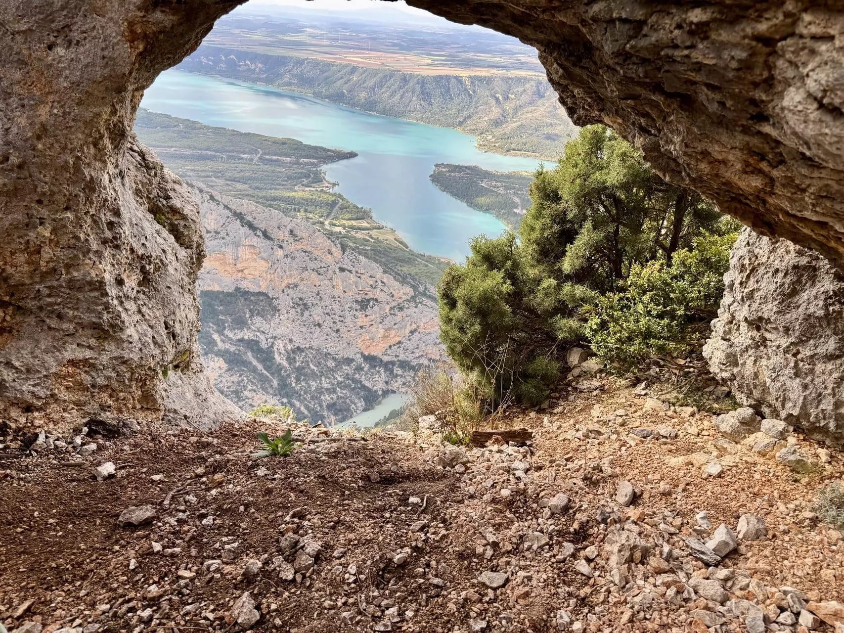 trou avec vu sur le lac sainte croix à partir du belvédère du col de plein voir