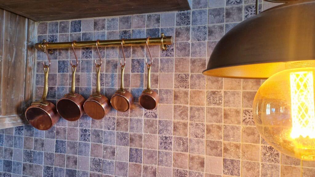 villa OVerdon – Cuisine – ustensile cuivre sous lumiere