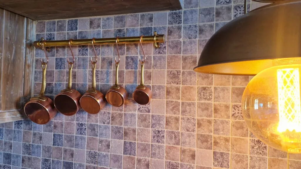 villa OVerdon – Cuisine – ustensile cuivre sous lumiere