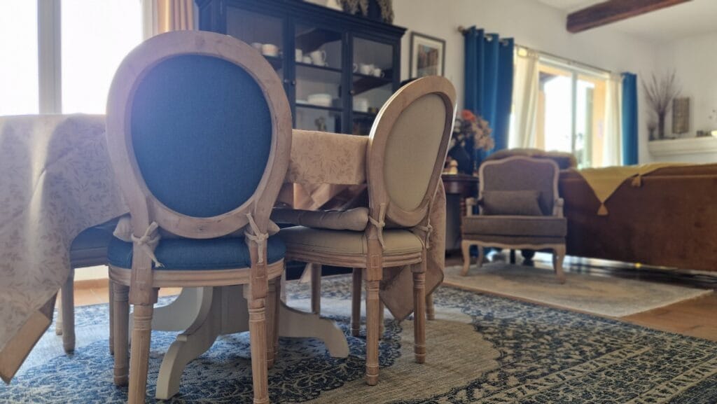 villa OVerdon espace repas – fauteuil coin cuisine
