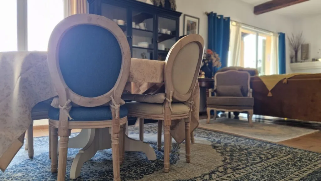 villa OVerdon espace repas – fauteuil coin cuisine