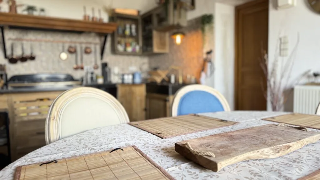 villa OVerdon espace repas – fauteuil et vue cuisine