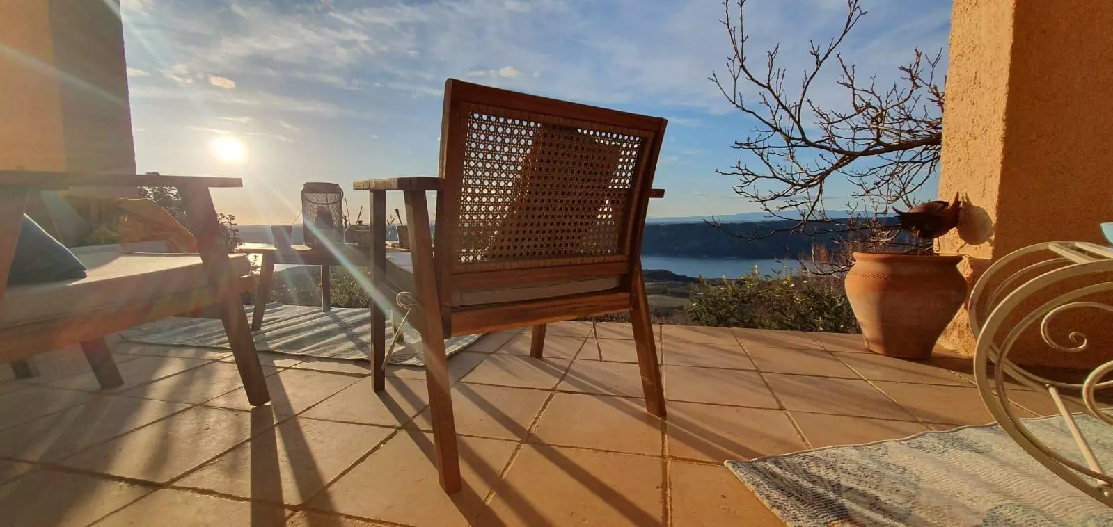 Terrasse rez-de-jardin villa OVerdon avec salon de jardin face au lac Sainte-Croix