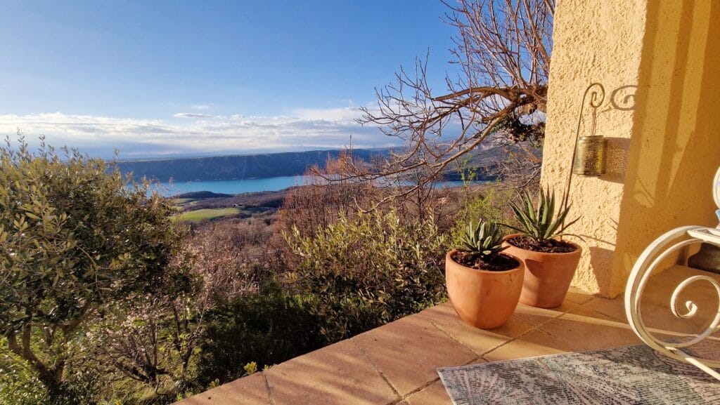 villa OVerdon exterieur – vue lac avec pot fleur