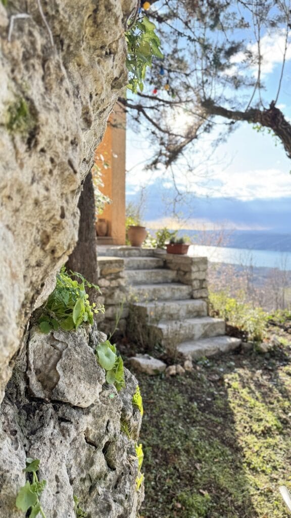villa OVerdon jardin -escalier pierre avec vue lac